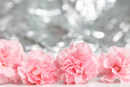 粉色康乃馨的背景下，母亲的一天符号