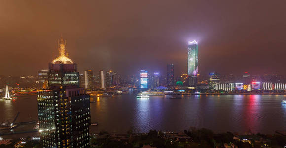 现代的城市夜景，外滩上海