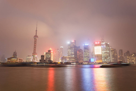 现代城市的夜景，摩天大楼在上海中国