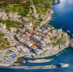 Manarola 的开销全景鸟瞰图。五的土地意大利