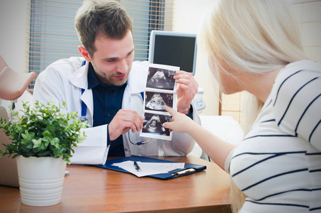 医生显示婴儿超声图像到孕妇