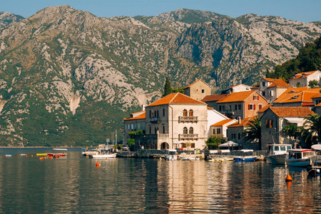 旧镇的 Perast 上的科托尔湾 黑山海岸。Th