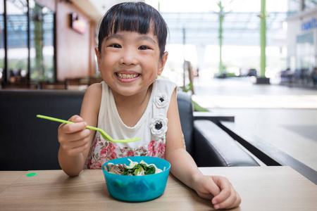 亚洲中国小女孩吃牛肉面图片