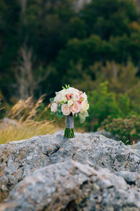 婚礼上的新娘捧花的桔梗 瓜叶菊银