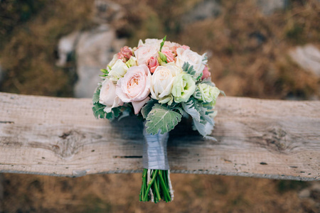 婚礼上的新娘捧花的桔梗和瓜叶菊银