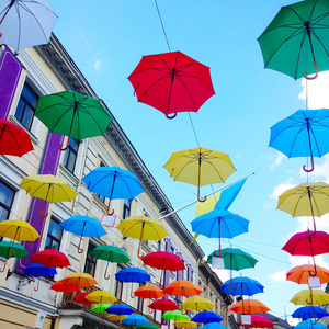 不同五颜六色的雨伞挂在户外的图片