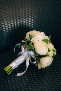 婚礼玫瑰和牡丹在藤椅上。在 Monteneg 中的婚礼