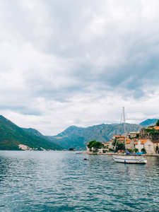 帆船上，在古代的 Perast 镇的科托尔湾，Monteneg