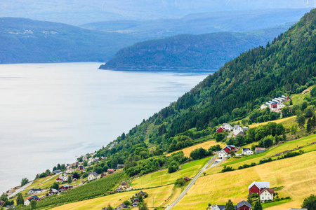 挪威国家房屋在山峦上湖岸