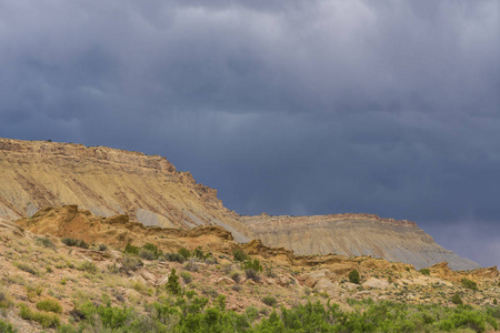 暴风雨的乌云和犹他州南部的碎石路