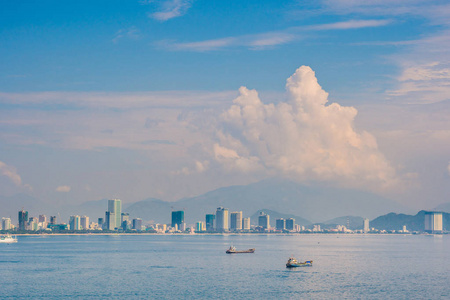 芽庄市的白天全景