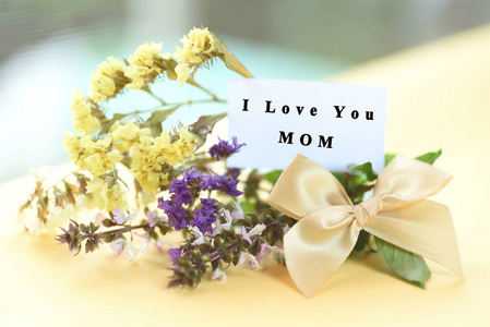 鲜花花束与我爱你妈妈在卡上的文本