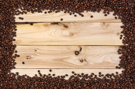咖啡豆轻木背景上的框架。顶视图与副本空间