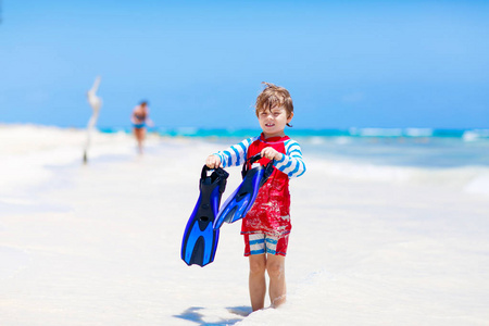 在马尔代夫热带海滩上玩耍的小男孩金发碧眼的孩子