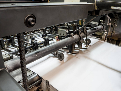 在一个现代印刷厂印刷压机