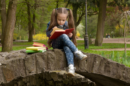 小女生读一本书的性质。智能小 pupi