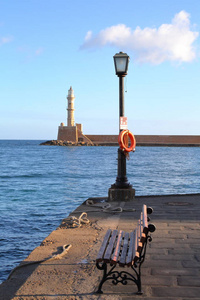 伊拉克利翁，克里特 跳船的外层港口中，背景中的灯塔