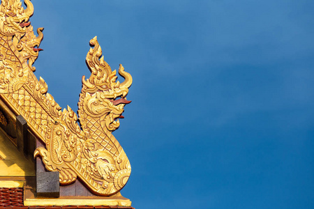 纳加斯国王或蛇巨蛇在公共寺庙屋顶上的美丽纹理。