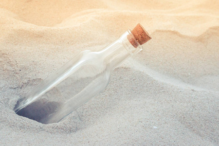带锥形的软木塞盖上沙滩特写旧复古空玻璃瓶