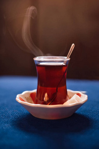 传统土耳其喝点儿茶在蓝色的桌子上