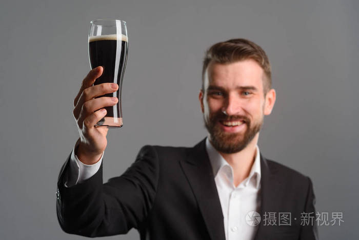 微笑的人举起酒杯照片-正版商用图片0ya4l3-摄图新视界