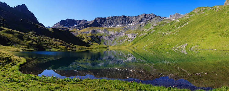 西方高加索山区的高山湖泊图片