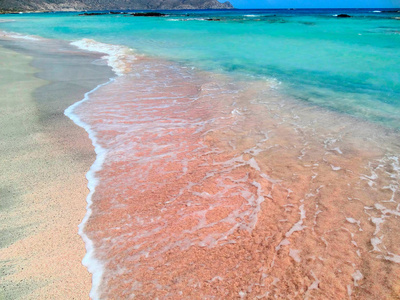 粉红色的砂风景海希腊克利特岛的沙滩