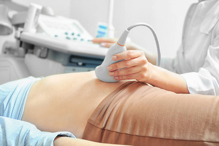 孕妇接受超声波扫描