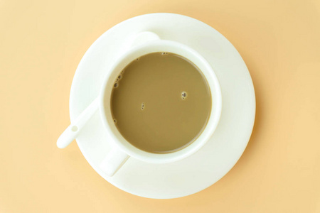 咖啡杯白色橙色背景。