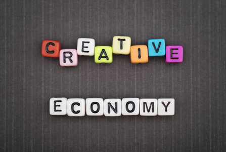 创意经济，通过丰富多彩的字母表珠