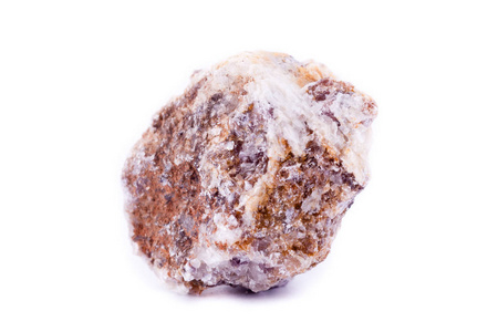 白色背景上的宏观矿物云母石