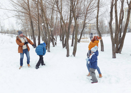 幸福的家庭玩打雪仗在公园