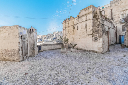 典型的石头 Sassi di Matera 附近马泰拉教科文组织欧洲资本的文化 2019 年格拉维纳在蔚蓝的天空的全景视图