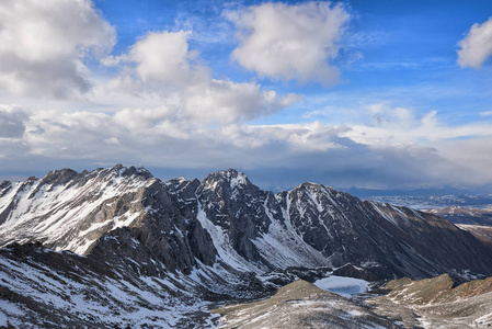 积云在山地块图片