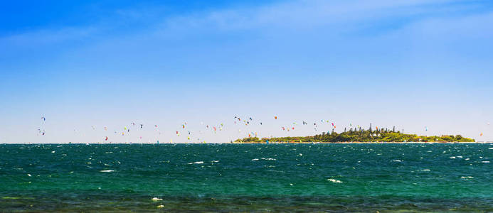 新喀里多尼亚IlotMaitre热带岛屿周围的风筝冲浪