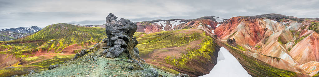 五彩山 Landmannalaugar 的全景视图