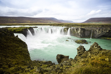 在冰岛的冷水。Godafoss 瀑布在洛矶山脉。Fr