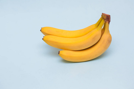 蓝色背景上的黄色成熟的香蕉