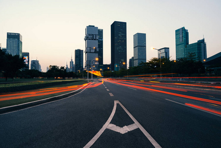 在夜间的城市公路图片