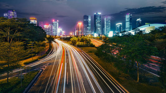 在夜间的城市公路