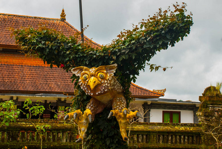 雕塑的一只鸟。从树上的叶子做的这只鸟的翅膀。印度尼西亚巴厘岛