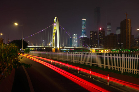 空路楼在车光线轨迹的夜景