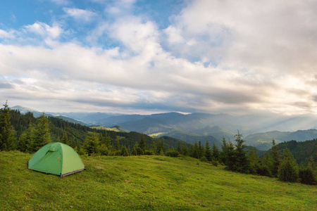 帐篷是在喀尔巴阡山的山坡上设置