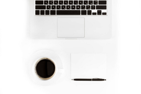 笔记本电脑和杯咖啡在工作场所