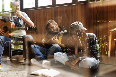 音乐乐队排练在一起