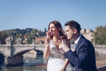新娘和新郎婚礼姿势与冰淇淋在梵蒂冈 b 上