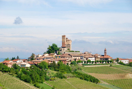 视图的 Serralunga dAlba 与城堡，皮埃蒙特意大利