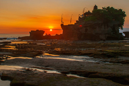 水神庙在巴厘岛。印度尼西亚的自然景观。日落