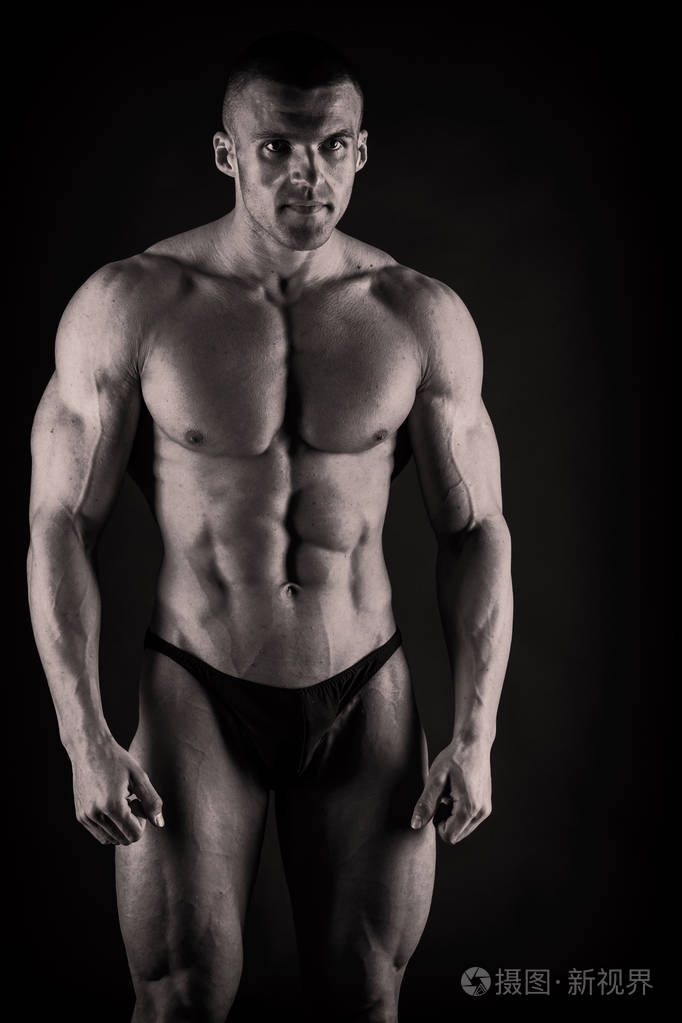 健美运动员表现出他的背部和二头肌肌肉个人fitnes