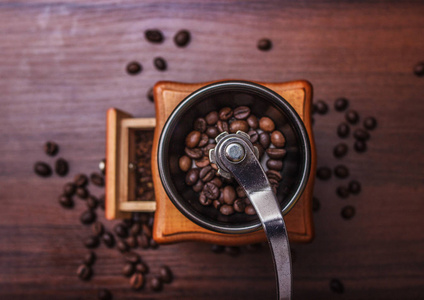 咖啡豆在一棵树上的咖啡研磨机